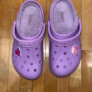 Classic lined clog | Purple crocs w fur with decors